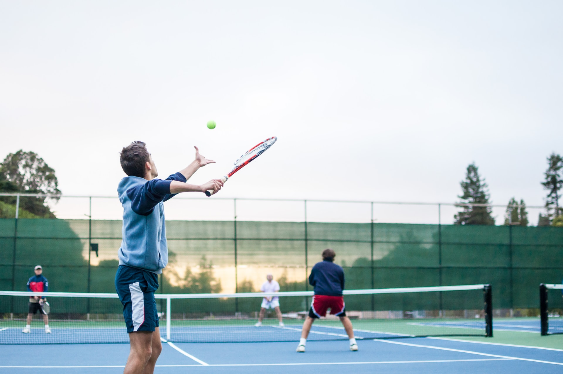 Quadra de tênis e poliesportiva: têm diferença na hora de construir?