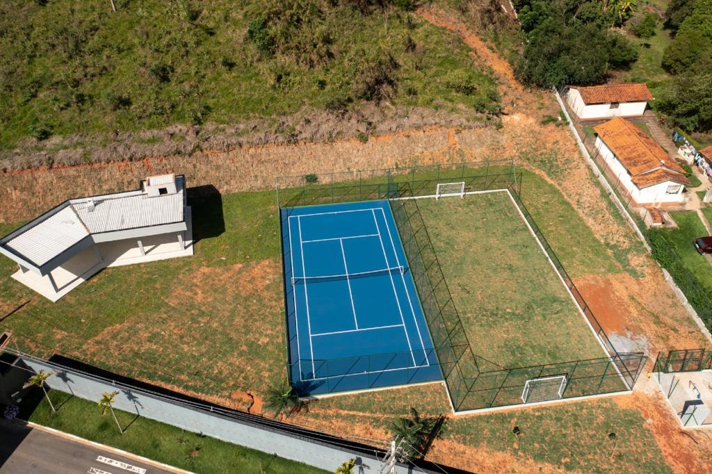 Construção de quadra de tênis completa e campo de futebol com grama natural